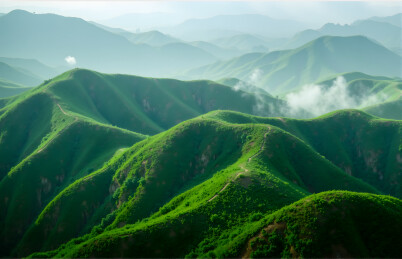 青山翠谷间云雾缭绕
