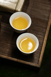 室内拍摄的普洱茶生茶