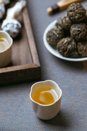室内拍摄的普洱茶生茶