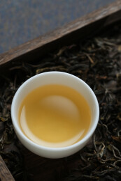 室内拍摄的普洱茶生茶