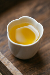 室内拍摄的普洱茶生茶