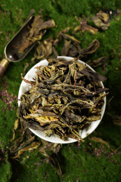室内拍摄的普洱茶生茶