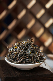室内拍摄的普洱茶生茶