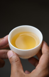 室内拍摄的普洱茶生茶