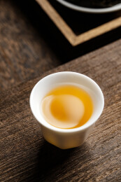 室内拍摄的普洱茶生茶