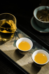 室内拍摄的普洱茶生茶