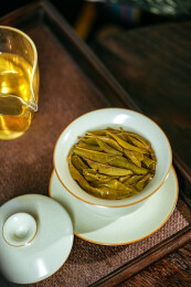 室内拍摄的普洱茶生茶