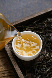 室内拍摄的普洱茶生茶