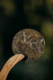 室内拍摄的普洱茶生茶