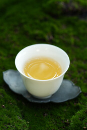 室内拍摄的普洱茶生茶