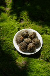 室内拍摄的普洱茶生茶