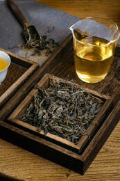室内拍摄的普洱茶生茶