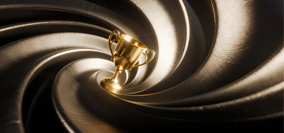 漩涡中的金色奖杯