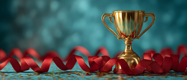 金杯与飘带的视觉盛宴