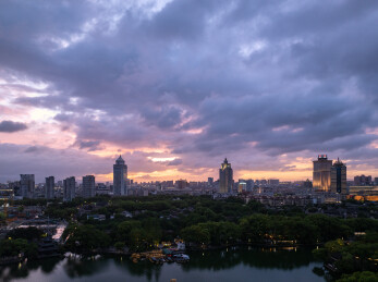 浙江宁波月湖公园航拍景色