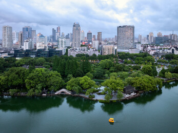 浙江宁波月湖公园航拍景色