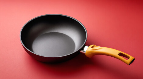 红色背景上一口不粘平底锅