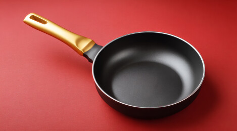 红色背景上一口不粘平底锅