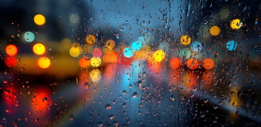 雨夜车灯朦胧 水珠映衬城市夜景