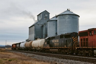 铁轨上的火车与筒仓景象