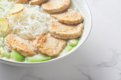 夏日营养美食丝瓜素鸡粉丝汤