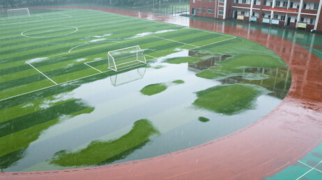 雨后操场积水足球场倒影清晰