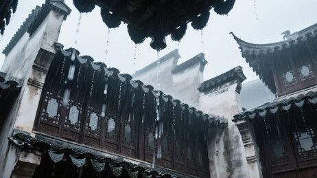 古建筑檐下细雨轻落