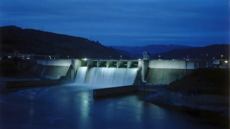 夜幕下的水坝瀑布