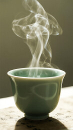 冒着热气的陶瓷茶杯