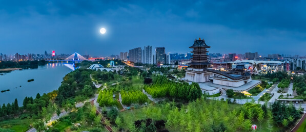 中国山东省临沂市夜晚月亮美术馆书圣阁建筑