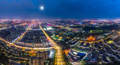 中国山东省临沂市夜晚月亮主城区高楼建筑