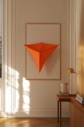 墙上挂着的简约纸风筝与壁灯