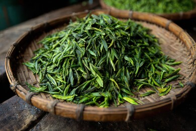 竹编茶盘上的清香绿茶叶