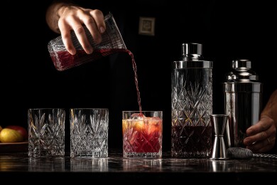 调酒师精心调制鸡尾酒的场景