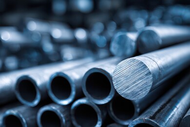 金属管材整齐排列的工业场景
