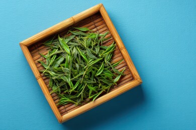 茶叶在竹制托盘中的静谧展示