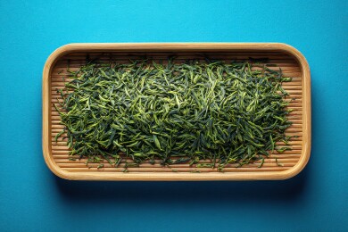 竹盘上的绿茶干叶展示