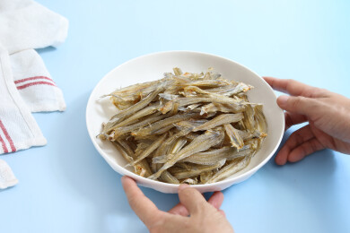 桌面上的一盘子海鲜海味干货美食小鱼干