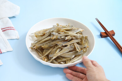 桌面上的一盘子海鲜海味干货美食小鱼干