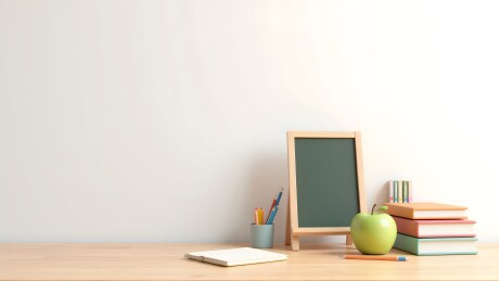 学习桌上的文具与书籍