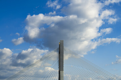 蓝天云下的斜拉桥塔