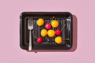 黑盘樱桃叉子排列简约艺术展示