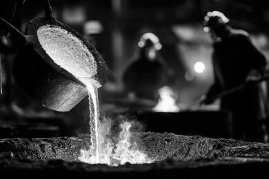 熔化金属浇铸过程的工业场景