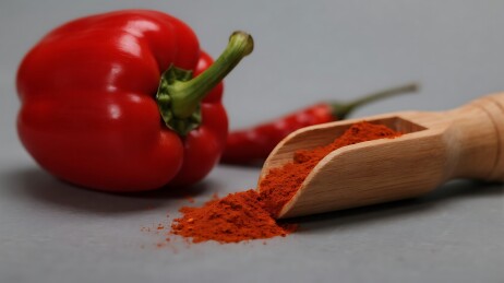 红甜椒与辣椒粉的特写