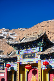 甘肃张掖马蹄寺千佛洞寺庙的壮丽景色