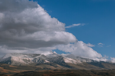 中国西藏阿里地区拉昂措和纳木那尼峰初夏景