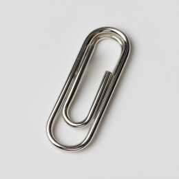 银色金属回形针置于浅灰背景