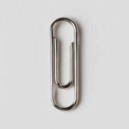 银色金属回形针置于浅灰背景