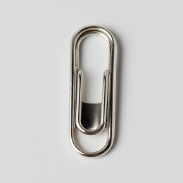 银色金属回形针置于浅灰背景