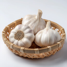 编织篮里放三颗白皮大蒜头